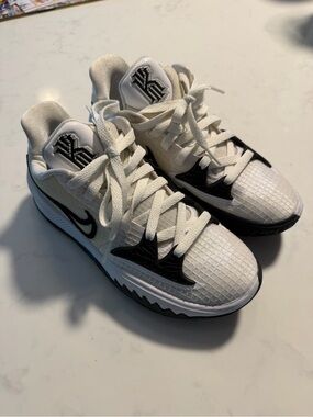 Nike Kyrie Low 4 TB basketball sneaker